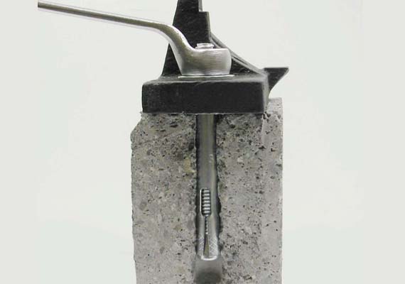 1.2- Golpee con el martillo hasta la profundidad requerida.